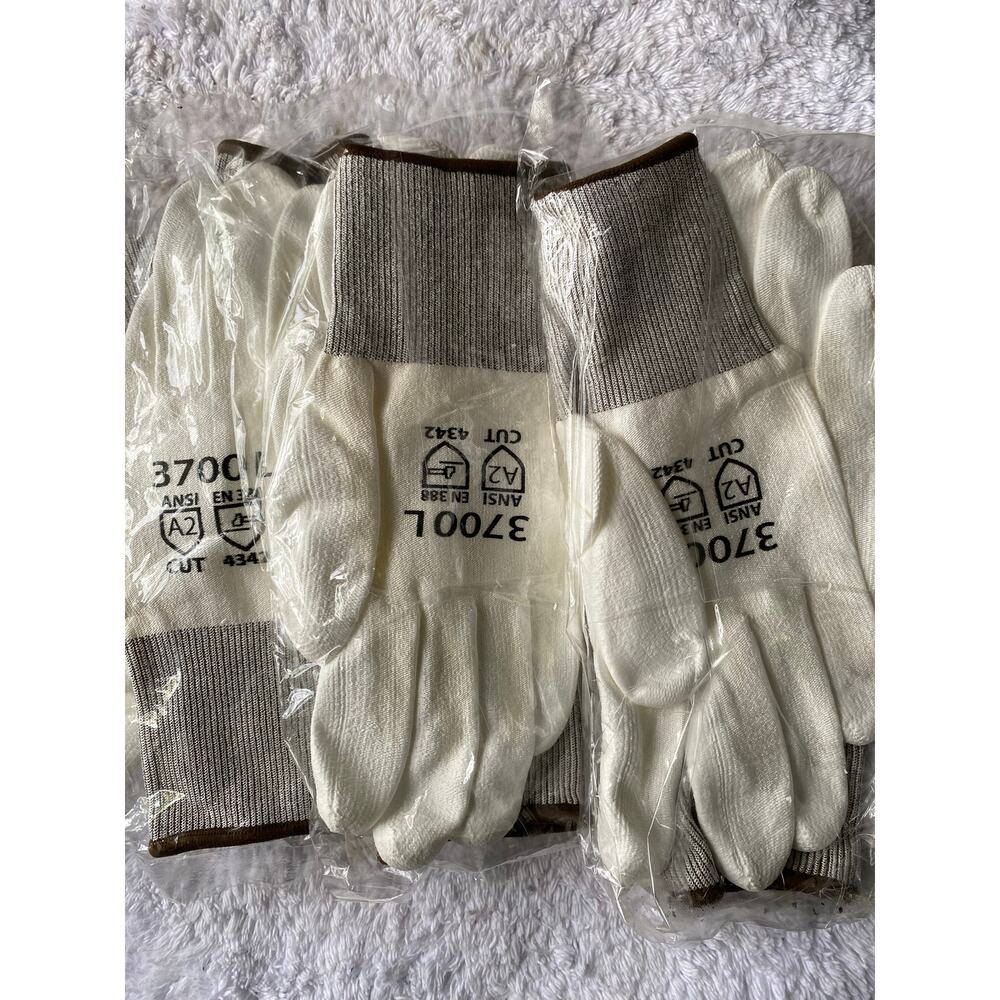 Cordova 3700 cut-resistant work gloves 3 pairs zize L polyurethane palm coating.